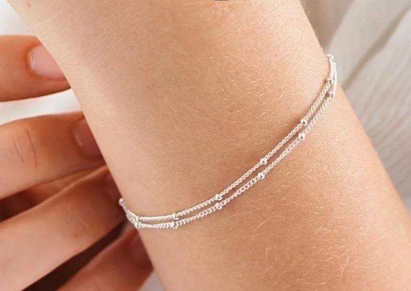 Subtiele dubbele bollenarmband